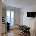 Superb And Elegant Apartment In Paris\' Heart